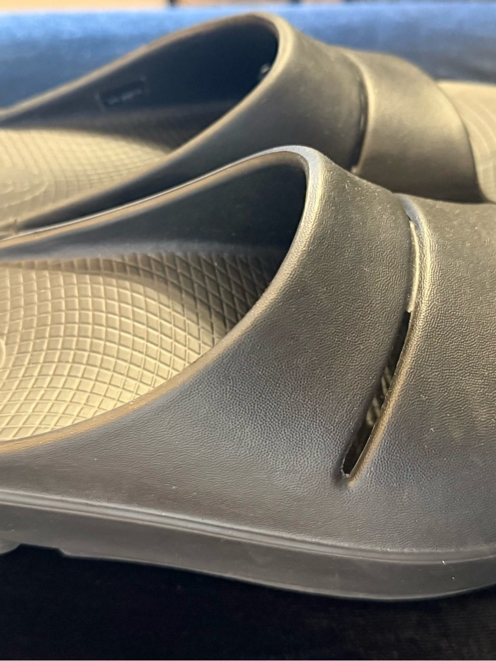 Oofos sandals new without tag - Picture 2 of 4